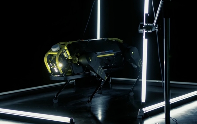 Видео: четырёхногий робот HyQReal тянет за собой самолёт