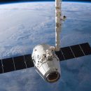 Во время сближения корабля Dragon с МКС был обнаружен болтающийся кабель