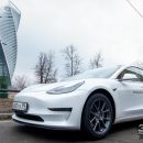 Электромобиль Tesla теперь может менять полосы движения самостоятельно